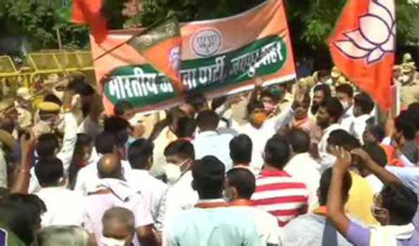 राजस्थान में भाजपा ने सभी जिलों में किया हल्ला बोल प्रदर्शन